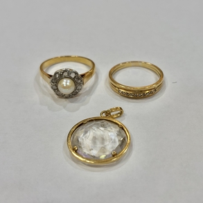 Conjunto de dos anillos y colgante en oro amarillo de 18 kt y brillantes con perla central