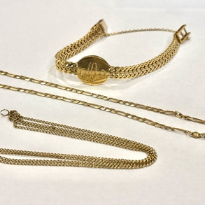 Conjunto de dos pulseras y una cadena de eslabones en oro amarillo de 18 kt.